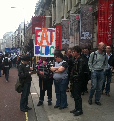 © Robert Rotifer Demonstranten mit Transparent "Fat Bloc"